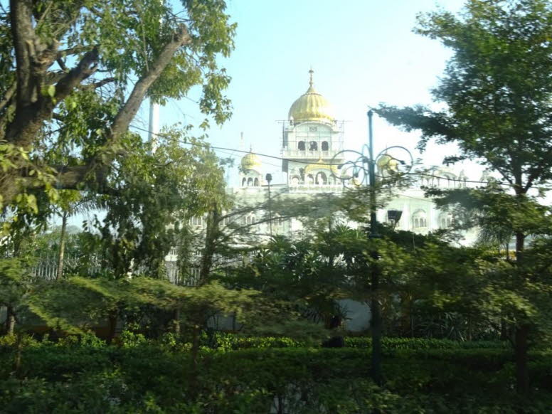 Der Tempelkomplex, der f�r seine offene Architektur mit vier Eing�ngen bekannt ist, symbolisiert Gleichheit und Offenheit f�r Menschen aller Kasten, Religionen oder Rassen. Der Tempel befindet sich auf einer Insel in der Mitte eines heiligen Sees, dem Sar