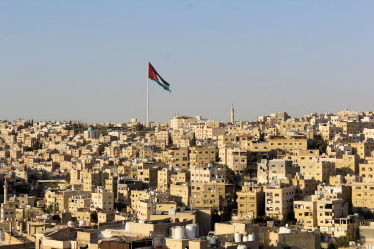 Aussicht auf Amman, Jordanien, aufgenommen vom Zitadellenh�gel (Jabal al-Qala'a). Die gro�e, wehende Flagge ist die jordanische Nationalflagge, die am Raghadan-Flaggenmast (Raghadan Flagpole) gehisst wird. Raghadan-Flaggenmast: H�he: Der Fahnenmast ist be