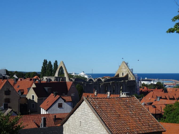 Ein Blick �ber die D�cher der Altstadt von Visby auf der schwedischen Insel Gotland. Dieses malerische Motiv ist ber�hmt f�r seine gut erhaltene mittelalterliche Stadtmauer und die beeindruckenden Kirchenruinen, die das Stadtbild pr�gen.