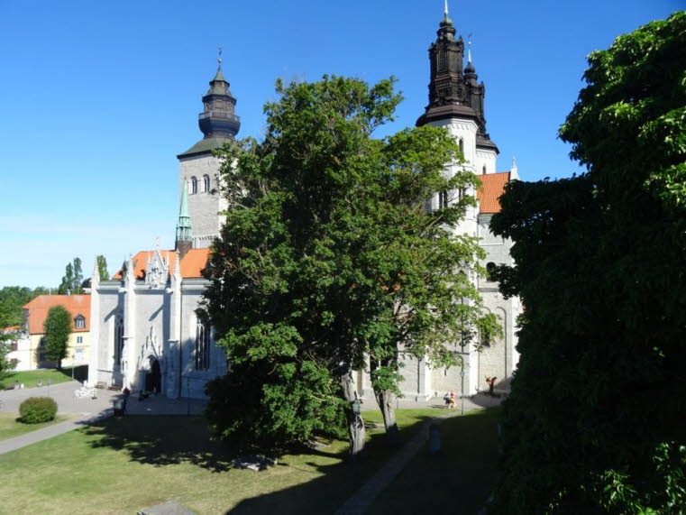Auf dem Bild ist der Dom zu Visby (schwedisch Visby domkyrka oder Sankta Maria domkyrka) auf der schwedischen Insel Gotland zu sehen. Die im 13. Jahrhundert erbaute Kirche ist die einzige erhaltene mittelalterliche Kathedrale der Stadt.