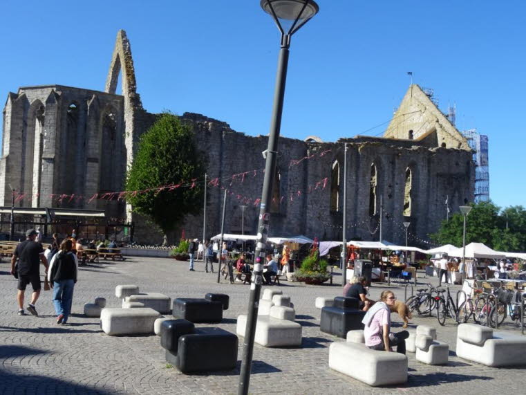Die Aufnahme zeigt den zentralen Marktplatz �Stora Torget� in Visby auf der schwedischen Insel Gotland. Das markante Bauwerk im Hintergrund ist die imposante Ruine der mittelalterlichen St.-Karin-Kirche (Sankta Katarina) aus dem 13. Jahrhundert.