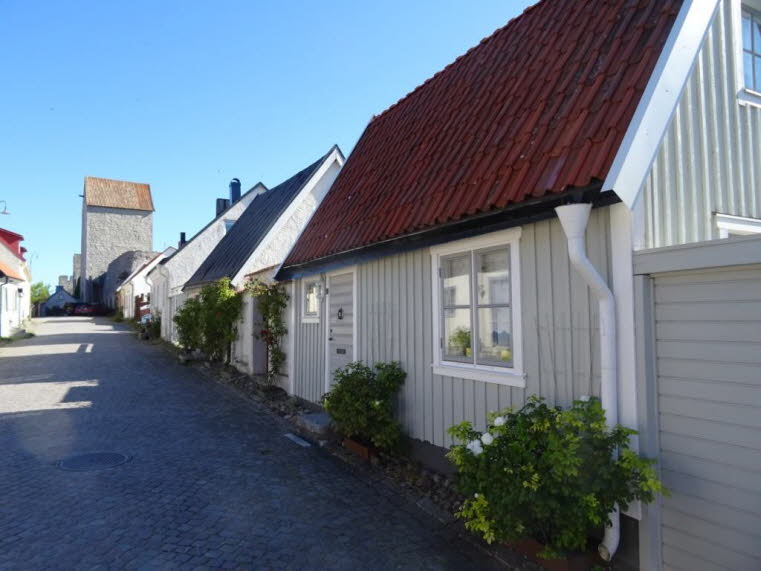  Im mittelalterlichen Stadtkern von Visby stehen mehr als 200 historische Wohnh�user und Geb�ude aus dem 12. bis 14. Jahrhundert. Im Hintergrund ist ein Teil der ber�hmten, fast 3,5 Kilometer langen mittelalterlichen Stadtmauer zu erkennen, die die Stadt 