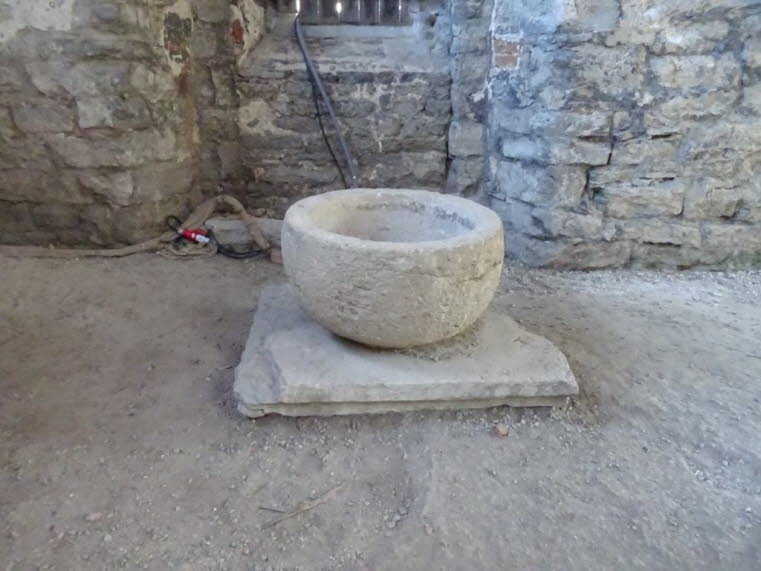 In den zahlreichen gut erhaltenen Ruinen der Hansestadt Visby (wie etwa St. Karin, St. Lars oder Drotten) zeugen diese schlichten Steinschalen bis heute von der jahrhundertealten christlichen Tradition der Insel.