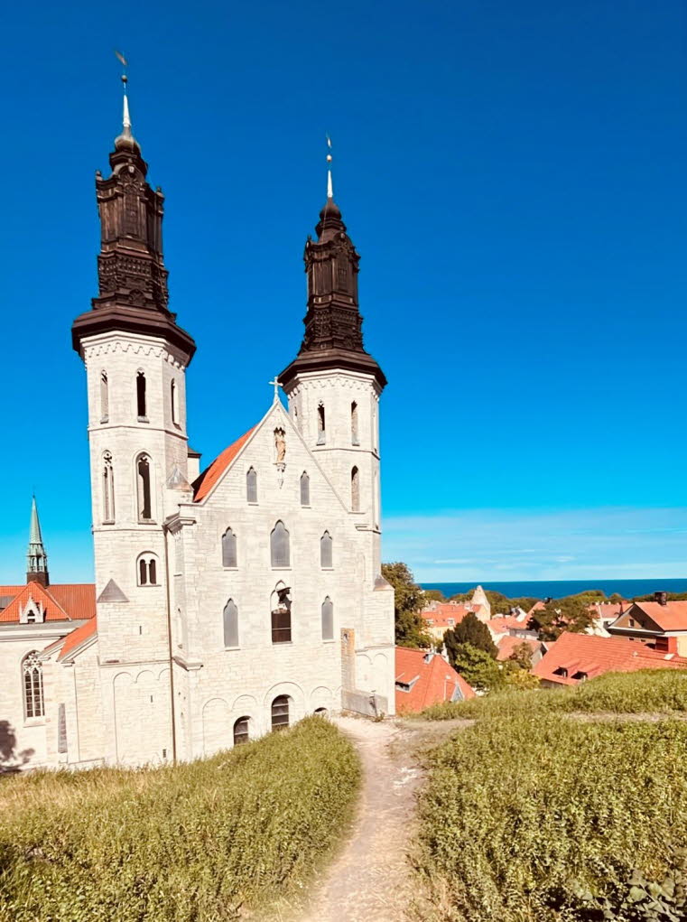 Er vereint sowohl romanische als auch gotische Bauelemente und pr�gt mit seinen charakteristischen T�rmen die Skyline der Stadt.