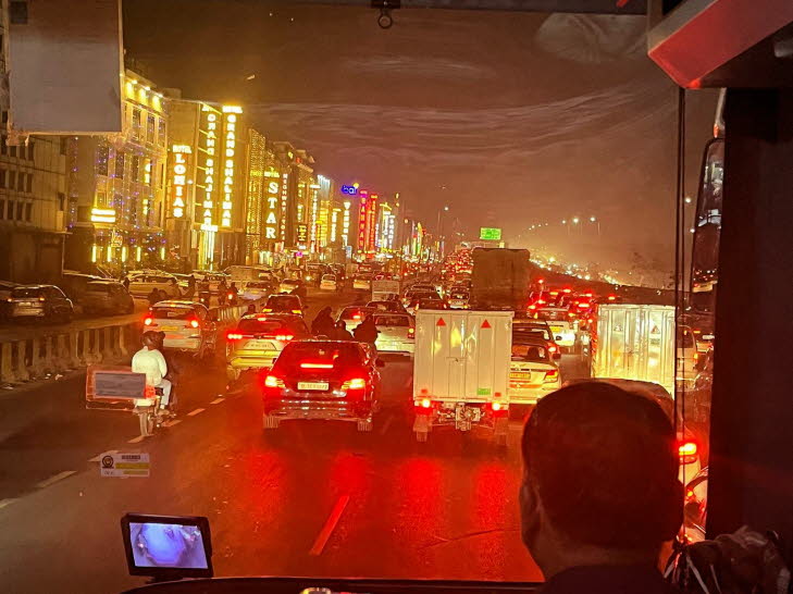 Das Bild erz�hlt von urbaner �berforderung, Dynamik und Gegens�tzen � weniger durch ein einzelnes Motiv als durch seine Gesamtwirkung:Dichter Verkehr bei Nacht: Die endlose Reihe roter Bremslichter steht f�r Stau, Zeitverlust und den enormen Mobilit�tsdru