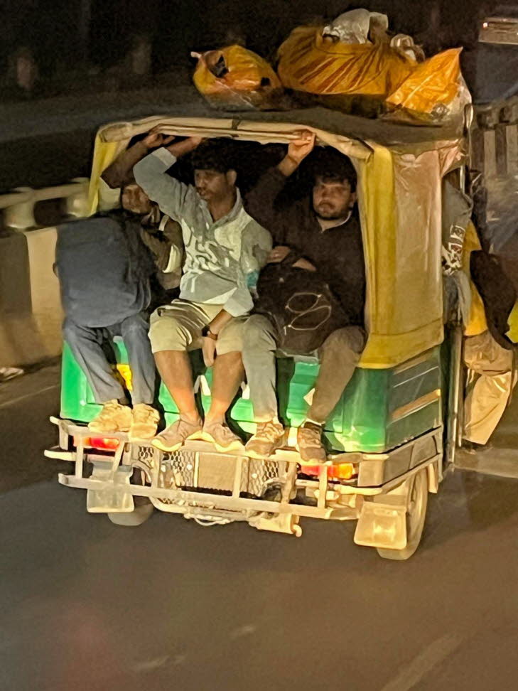 Tuk Tuk Indien: Indische Passagiere im Auto-Rikscha 