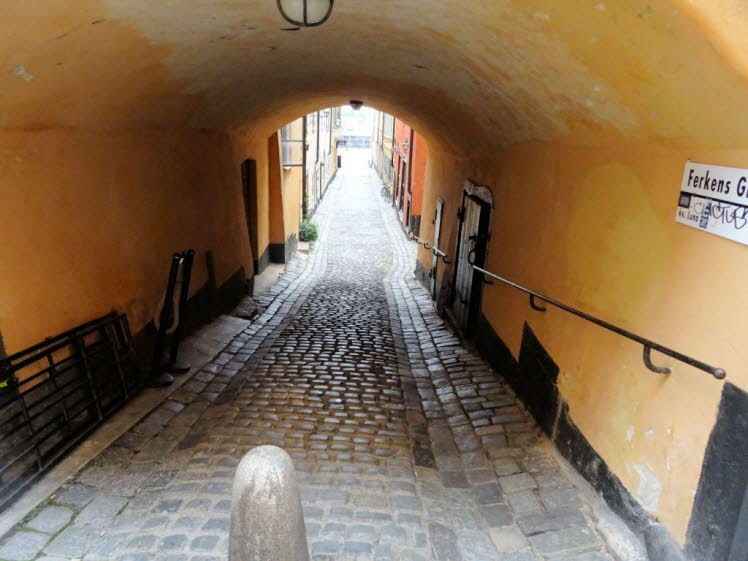 Dies ist die malerische Gasse Ferkens Gr�nd in der historischen Altstadt (Gamla Stan) von Stockholm, Schweden. Sie verbindet die Uferstra�e Skeppsbron mit der �sterl�nggatan.  Der Name leitet sich von dem deutschen Wort �Ferkel� ab. Im fr�hen 17. Jahrhund
