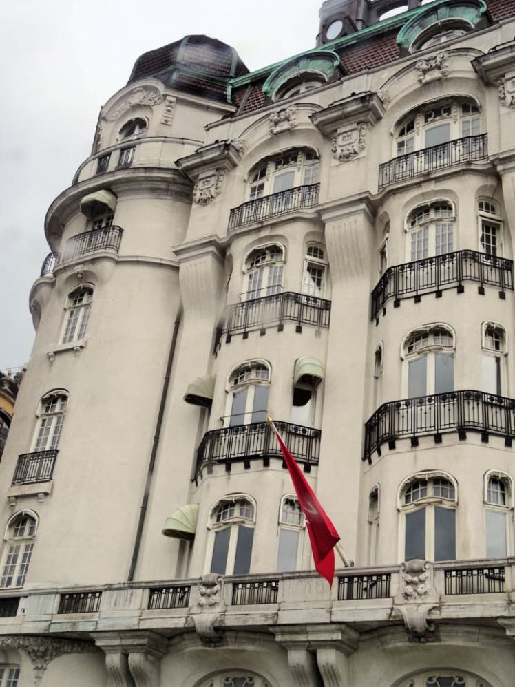 Das abgebildete Geb�ude ist das Hotel Diplomat in Stockholm, Schweden, ein historisches Luxushotel im eleganten Jugendstil. Es liegt am ber�hmten Strandv�gen, einer der exklusivsten Prachtstra�en der Stadt, und bietet einen direkten Blick auf das Wasser. 