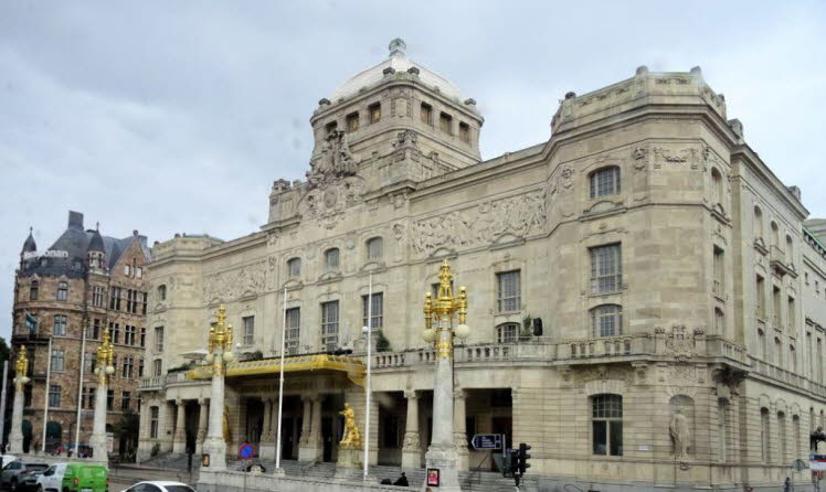 Das Bild zeigt das K�nigliche Dramatische Theater (Kungliga Dramatiska Teatern) in Stockholm, Schweden, im Volksmund �Dramaten� genannt. Es ist Schwedens nationale B�hne f�r Sprechtheater.Architektur: Das Geb�ude am Nybroplan wurde 1908 vom Architekten Fr