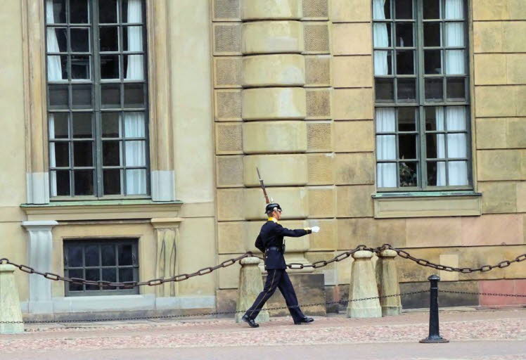 Das Bild zeigt einen Soldaten der K�niglichen Leibgarde (H�gvakten) bei der feierlichen Wachabl�sung vor dem Stockholmer Schloss (Kungliga slottet).