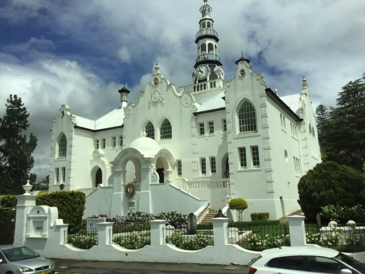 Swellendam wurde bereits 1746 vom damaligen Gouverneur der Kap-Provinz, Hendrik Swellengrebel und seiner Gemahlin Helena ten Damme, gegrndet und gilt als drittlteste Stadt in Sdafrika. Zahlreiche Gebude im kaphollndischen und im viktorianischen Stil 