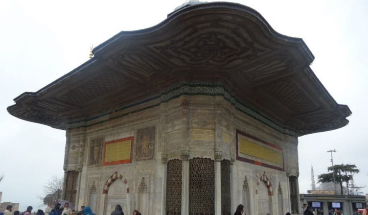 1.	Auf dem Bild ist der Brunnen von Sultan Ahmed III in Istanbul zu sehen. Er befindet sich direkt vor dem Kaiserlichen Tor des Topkapi-Palastes. Das Bauwerk wurde im Jahr 1728 w�hrend der Herrschaft von Sultan Ahmed III errichtet. Es ist ein bedeutendes 