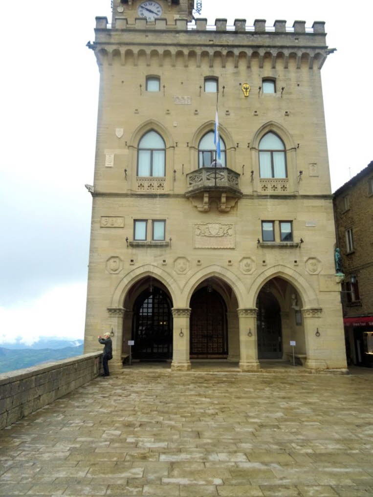 Das ist der Palazzo Pubblico in San Marino, der als Rathaus und Regierungssitz dient. Der Palast befindet sich auf dem Monte Titano und ist ein Wahrzeichen der �ltesten Republik der Welt. Er wurde zwischen 1884 und 1894 von dem r�mischen Architekten Franc
