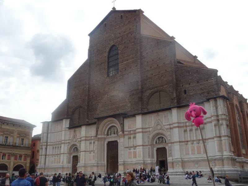 Architekturhistorische Einordnung der Basilica di San Petronio: 1. Baugeschichte: Ein unvollendetes Gro�projekt der italienischen Gotik - San Petronio ist eines der faszinierendsten Beispiele f�r unvollendete gotische Gro�architektur in Europa.Baubeginn: 