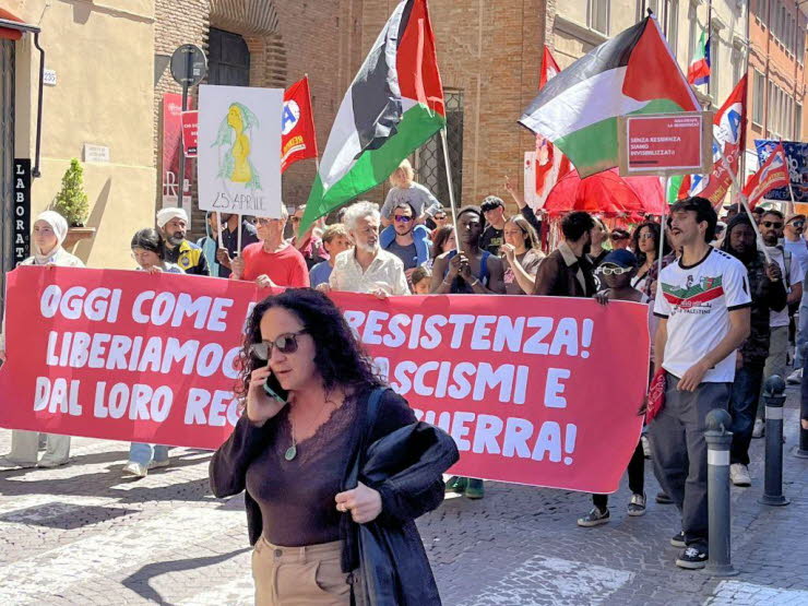 Das Bild zeigt eine Demonstration, die drei Ebenen miteinander verkn�pft: Historische Ebene: Erinnerung an den antifaschistischen Widerstand 1943�45. Innenpolitische Ebene: Kritik an der rechten Regierung und an einer vermeintlichen Erosion antifaschistis