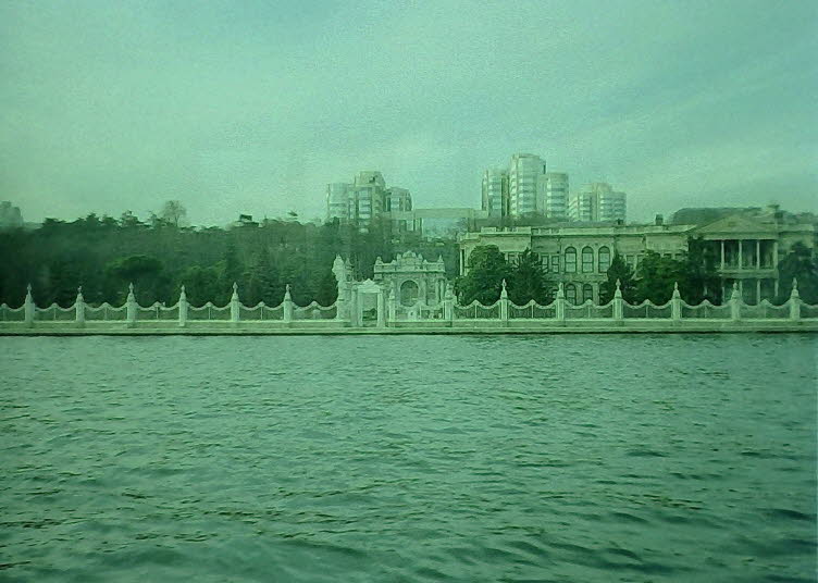 Das Bild zeigt den Dolmabah�e-Palast in Istanbul, T�rkei, vom Wasser aus gesehen. Standort: Er liegt am europ�ischen Ufer des Bosporus im Stadtteil Besiktas. Geschichte: Der Palast wurde zwischen 1843 und 1856 im Auftrag von Sultan Abd�lmecid I. erbaut un