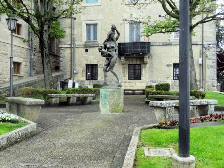 Das Bild zeigt die Bronzeskulptur �Mutter und Kind� (italienisch: La Maternit�) in der Stadt San Marino. Zweck: Das Denkmal wurde errichtet, um an die Opfer des britischen Bombenangriffs auf San Marino am 26. Juni 1944 w�hrend des Zweiten Weltkriegs zu er