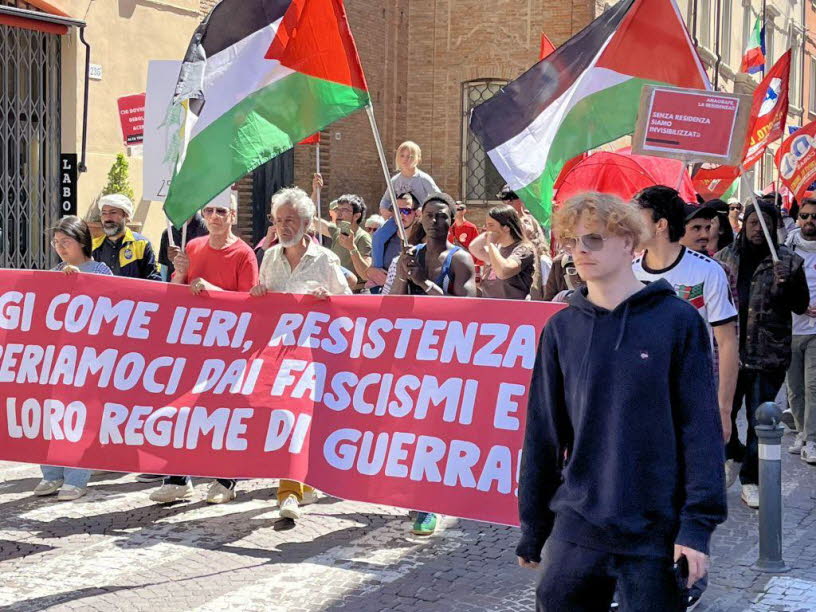 Ikonografische Analyse der Demonstrationsszene: 1. Farbkodierung als politisches Signal: Die dominanten Farben im Bild sind Rot, Schwarz, Wei� und Gr�n. Rot: Die h�ufigste Farbe im Bild. In der europ�ischen Protestkultur traditionell verbunden mit Arbeite
