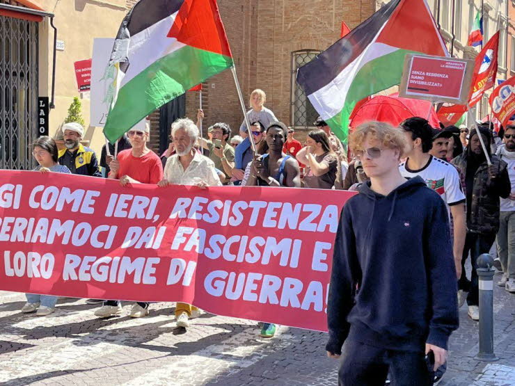Ikonografische Analyse der Demonstrationsszene: 1. Farbkodierung als politisches Signal: Die dominanten Farben im Bild sind Rot, Schwarz, Wei� und Gr�n. Rot: Die h�ufigste Farbe im Bild. In der europ�ischen Protestkultur traditionell verbunden mit Arbeite