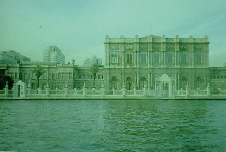 Das Bild zeigt den Dolmabah�e-Palast in Istanbul, T�rkei, vom Wasser aus gesehen. Standort: Er liegt am europ�ischen Ufer des Bosporus im Stadtteil Besiktas. Geschichte: Der Palast wurde zwischen 1843 und 1856 im Auftrag von Sultan Abd�lmecid I. erbaut un