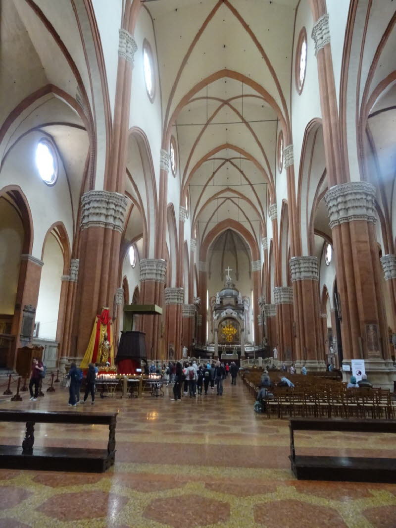 Architekturhistorische Einordnung des gezeigten Kirchenraums: klassisches, hochentwickeltes Beispiel der Hoch  bis Sp�tgotik  � ein Raum, der alle zentralen Merkmale der gotischen Kathedralarchitektur zeigt: extreme Vertikalit�t, Skelettbauweise, Ma�werkf
