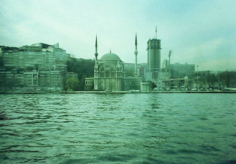 Das Bild zeigt den Dolmabah�e-Palast in Istanbul, T�rkei, vom Wasser aus gesehen. Standort: Er liegt am europ�ischen Ufer des Bosporus im Stadtteil Besiktas. Geschichte: Der Palast wurde zwischen 1843 und 1856 im Auftrag von Sultan Abd�lmecid I. erbaut un