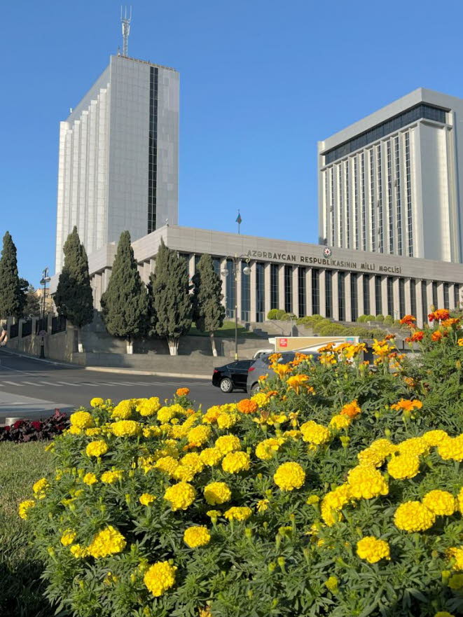 Gebude der Nationalversammlung von Azerbaijan: Aserbaidschan ist eine postsowjetische Oligarchen-Clan-Diktatur. Ilham Alijew ist ein Freund von Putin und aserbaidschanischer Prsident. Er ist seit ber zehn Jahren im Amt und garantiert nun die Nachfolge O