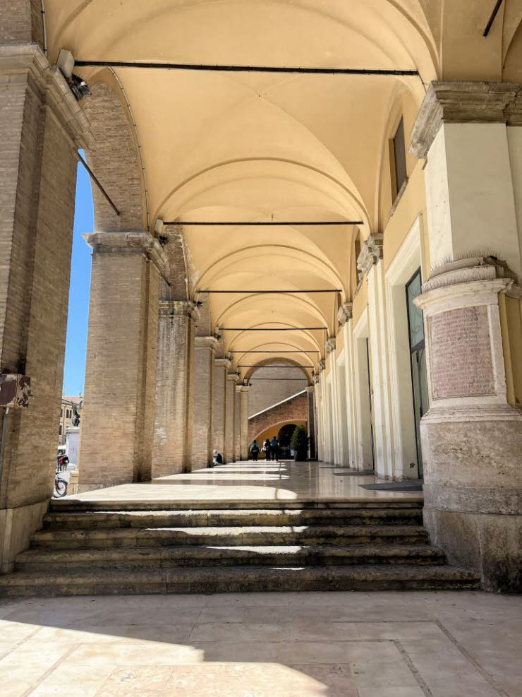 Portici als italienischer Identit�tsraum: Das Bild zeigt einen klassischen italienischen Portico: � rhythmische B�gen � Backsteinpfeiler � helle Gew�lbedecken � tiefe Perspektive � weiches, mediterranes Licht. Diese Architektur ist in Italien allgegenw�rt