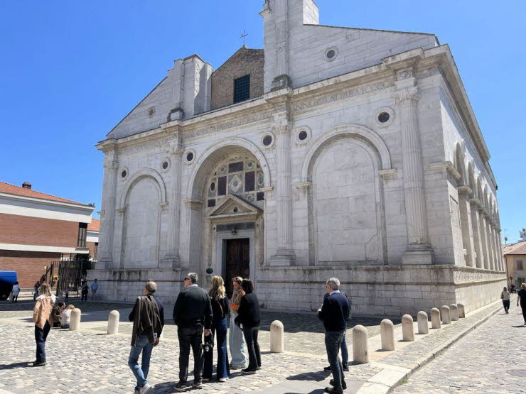 Dies ist der Tempio Malatestiano, die Kathedrale von Rimini, die im 15. Jahrhundert von Leon Battista Alberti umgestaltet wurde. Die Fassade ist ein ber�hmtes Beispiel der Renaissance-Architektur und wurde von Leon Battista Alberti entworfen. Das Geb�ude 