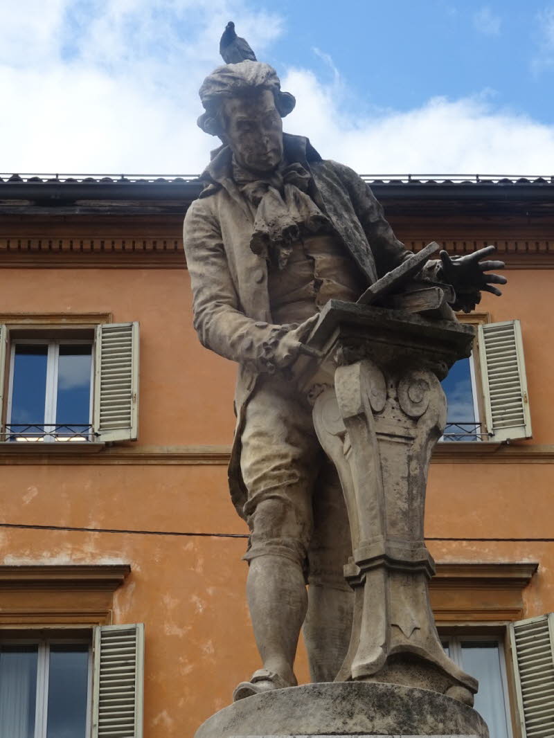 Dies ist eine Statue des italienischen Physikers und Arztes Luigi Galvani in Bologna. Standort: Die Skulptur befindet sich auf der Piazza Luigi Galvani in Bologna, Italien.Bildhauer: Das Denkmal wurde von Adalberto Cencetti geschaffen. Bedeutung: Luigi Ga