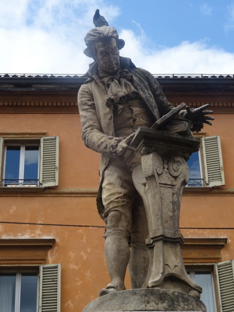 Dies ist eine Statue des italienischen Physikers und Arztes Luigi Galvani in Bologna. Standort: Die Skulptur befindet sich auf der Piazza Luigi Galvani in Bologna, Italien.Bildhauer: Das Denkmal wurde von Adalberto Cencetti geschaffen. Bedeutung: Luigi Ga