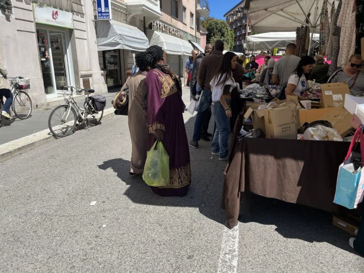 Vergleichende Einordnung: Stra�enmarkt als kultureller Raum: Warum dieser Markt so italienisch ist � und warum er in Deutschland anders aussehen w�rde:1. Der Markt als �ffentlicher Lebensraum � Italien:Stra�enm�rkte sind zentrale soziale Institutionen.Sie