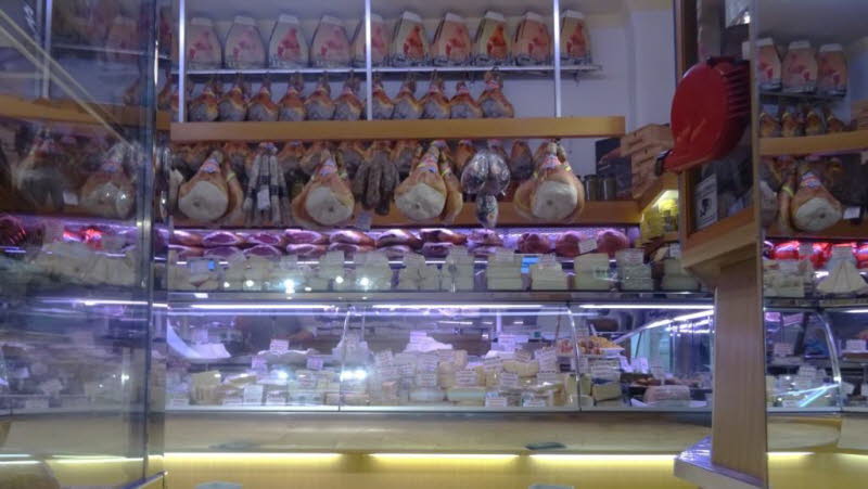 traditionellen italienischen Feinkosthandlung, die Salumeria Simoni in Bologna