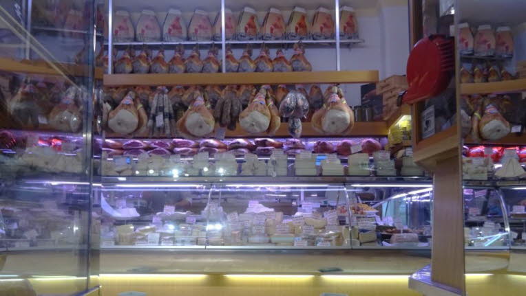 traditionellen italienischen Feinkosthandlung, die Salumeria Simoni in Bologna