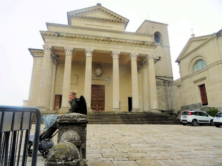 Das zentrale Geb�ude auf dem Bild ist die Basilica di San Marino (auch bekannt als Basilica del Santo), die wichtigste katholische Kirche der Republik San Marino. Wichtige Merkmale und Bedeutung � Nationales Wahrzeichen: Sie ist dem heiligen Marinus gewei