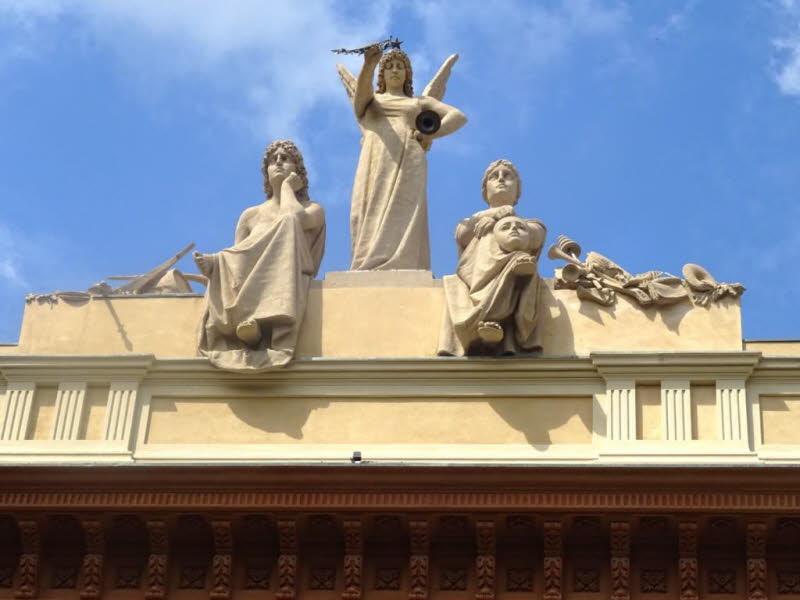 Diese Skulpturen befinden sich auf dem Dach des Arena del Sole Theaters in Bologna. Die Werke wurden von dem Bildhauer Alfredo Neri geschaffen. Die Fassade und die dekorativen Statuen wurden im Jahr 2021 restauriert. Das Theater wurde urspr�nglich 1810 er