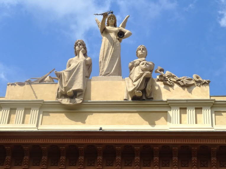 Diese Skulpturen befinden sich auf dem Dach des Arena del Sole Theaters in Bologna. Die Werke wurden von dem Bildhauer Alfredo Neri geschaffen. Die Fassade und die dekorativen Statuen wurden im Jahr 2021 restauriert. Das Theater wurde urspr�nglich 1810 er
