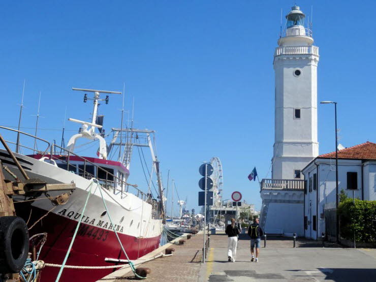 Dieses Bild sch�rft die wirtschaftliche Einordnung weiter. Die AQUILA MARINA vor dem Leuchtturm ist dabei besonders interessant, weil sie nicht nur ein Arbeitsboot zeigt, sondern die Schnittstelle zwischen Fischerei, Hafen�konomie und Tourismus. Diese Fot