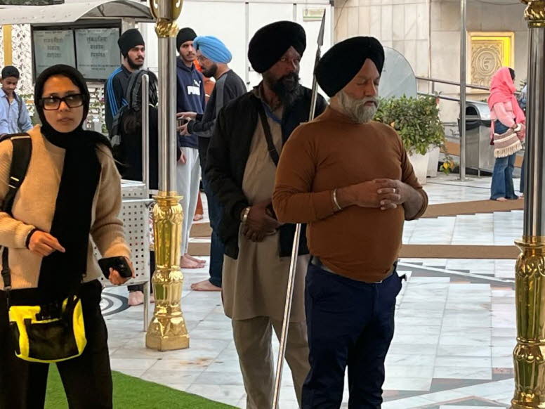 Es ist eine wichtige Pilgerst�tte und Touristenattraktion in der Region. Das Bild zeigt Menschen im Komplex des Sri Harmandir Sahib, besser bekannt als der Goldene Tempel, in Amritsar, Punjab, Indien. Es ist die heiligste Gurdwara und das wichtigste Pilge