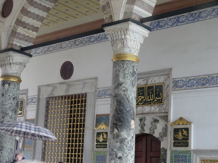 Das Bild zeigt das Innere des Topkapi-Palastes in Istanbul. Der Palast diente �ber 400 Jahre lang als Wohn- und Regierungssitz der osmanischen Sultane. Er wurde im 15. Jahrhundert von Sultan Mehmed II. erbaut und liegt in der N�he der Hagia Sophia.Heute i