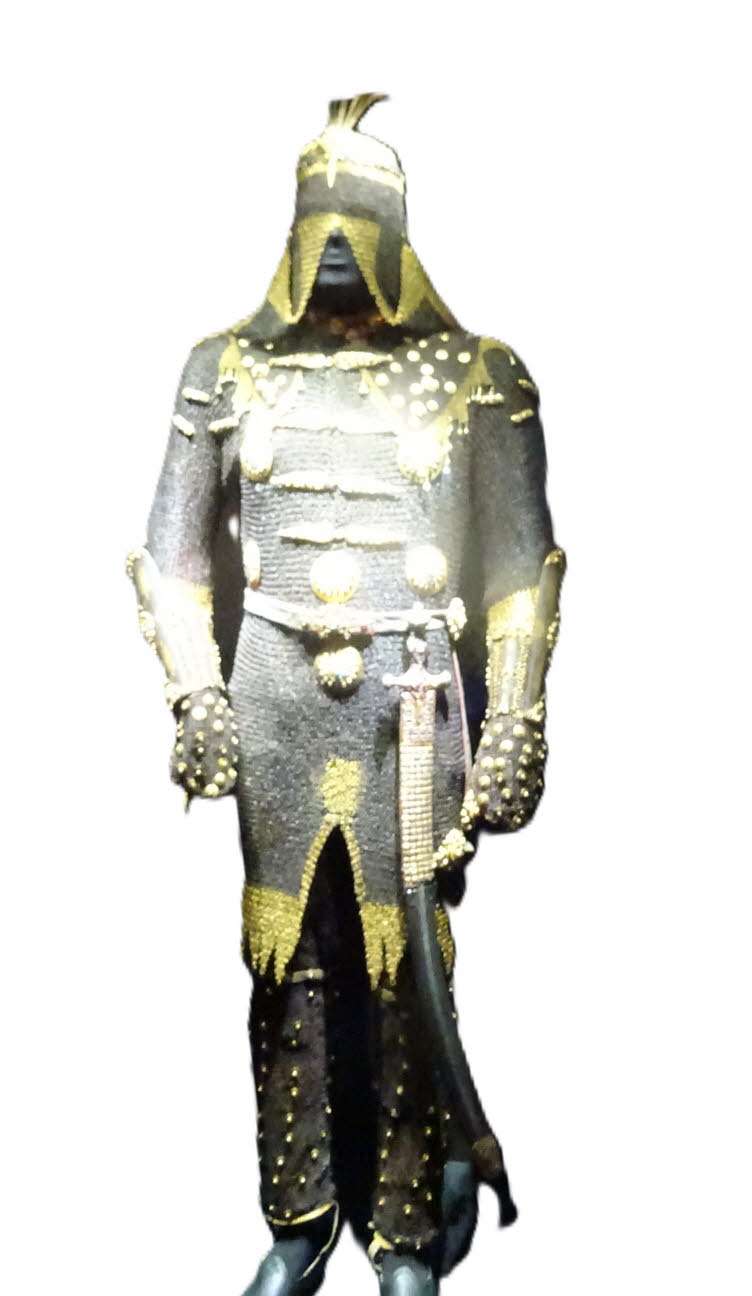 Auf dem Bild ist die Zeremonialr�stung von Sultan Mustafa III. zu sehen. Die R�stung stammt aus dem 18. Jahrhundert und wurde von Sultan Mustafa III. getragen, der von 1757 bis 1774 �ber das Osmanische Reich herrschte. Es handelt sich nicht um eine Kampfr