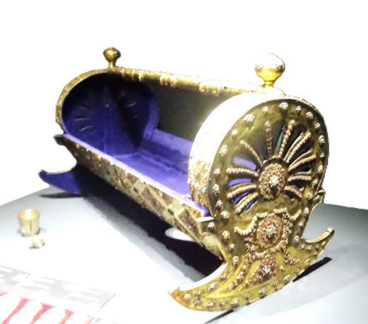 Das Bild zeigt die Wiege der Hibetullah Sultan, eine �u�erst luxuri�se Wiege aus dem 18. Jahrhundert, die speziell f�r die Geburt der Tochter von Sultan Mustafa III. angefertigt wurde. Ort: Sie befindet sich im Topkapi-Palastmuseum in Istanbul. Material: 