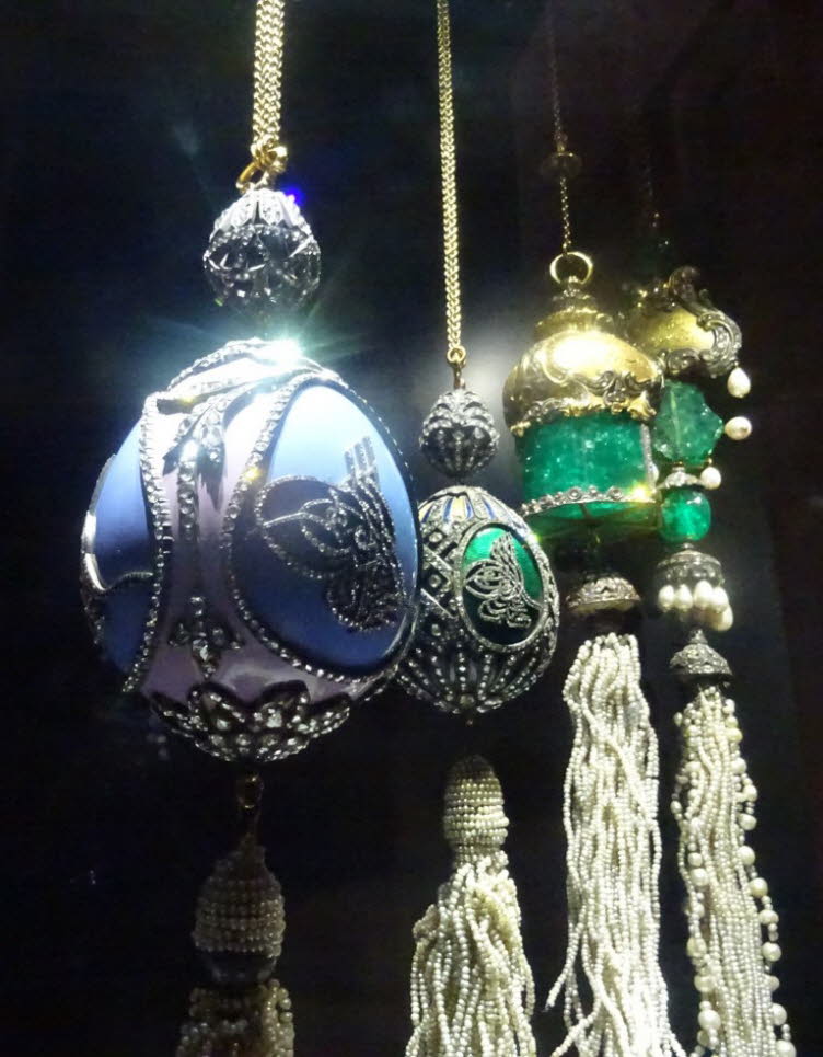 Bei den abgebildeten Objekten handelt es sich um historische, kunstvoll verzierte Anh�nger aus der Schatzkammer des Topkapi-Palastes in Istanbul, T�rkei. Standort: Diese Gegenst�nde sind Teil der umfangreichen Sammlung von Schmuck und Artefakten von unsch