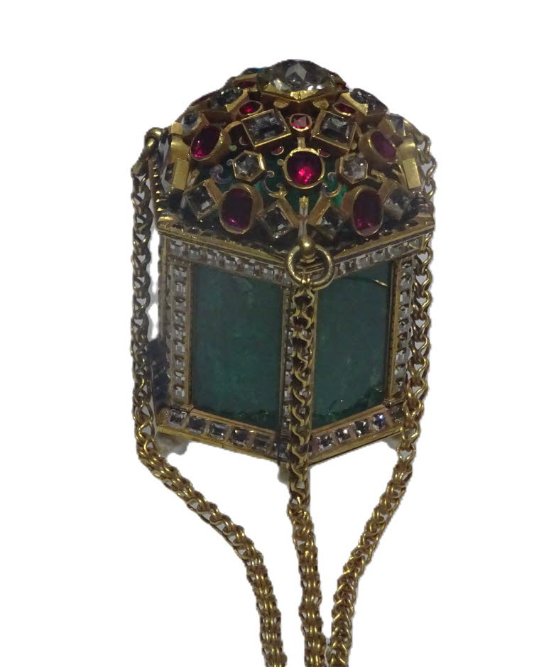 Bei dem abgebildeten Gegenstand handelt es sich um eine kostbare, mit Smaragden, Diamanten und Rubinen verzierte Schatzkiste, die Teil der kaiserlichen Schatzkammer im Topkapi-Palast in Istanbul ist. Herkunft: Das Objekt ist ein historisches Artefakt aus 