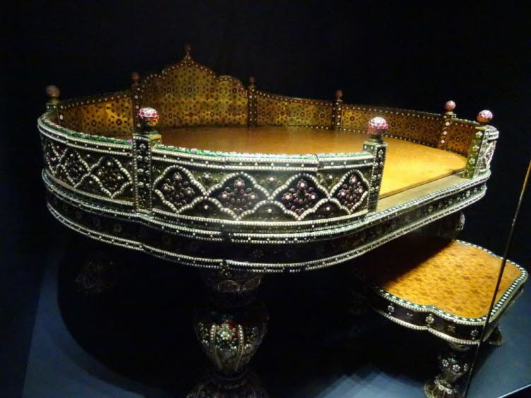 Das Bild zeigt den prunkvollen Thron im Topkapi-Palast in Istanbul. Es handelt sich um den Goldenen Festthron, der bei wichtigen Palastzeremonien und Kr�nungen der osmanischen Sultane genutzt wurde. Der Thron ist aus massivem Gold gefertigt und mit zahlre