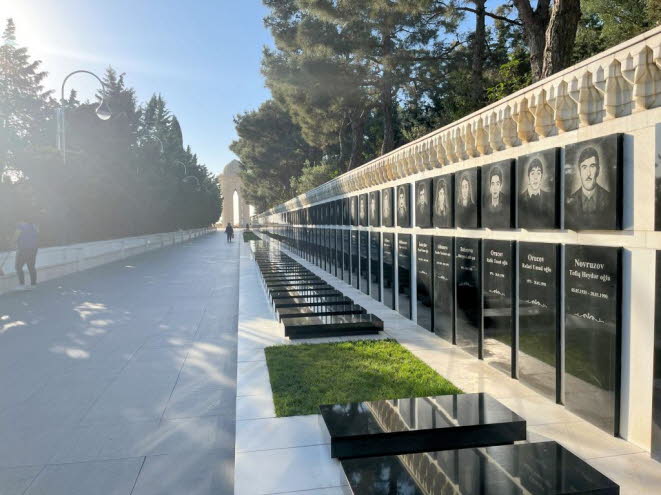 Die aserbaidschanische Unabhngigkeitsbewegung und der Pogrom gegen die Armenier in Baku vom 19. bis 20. Januar 1990 werden vom sowjetischen Militr vom Schwarzen Januar bezeichnet. ber einhundert Zivilisten, hauptschlich Aserbaidschaner, wurden bei dem
