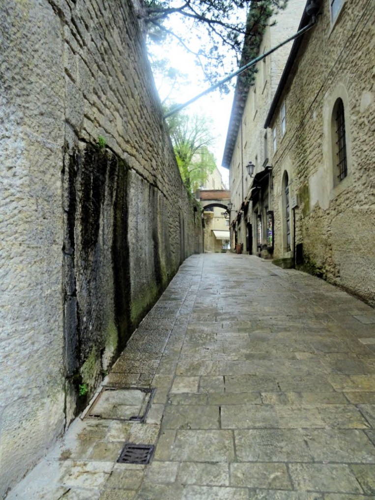 Diese historische Gasse befindet sich im Herzen der Altstadt von San Marino. UNESCO-Welterbe: Die Altstadt von San Marino geh�rt zum UNESCO-Welterbe und ist bekannt f�r ihre mittelalterliche Architektur. Architektur: Die Szene zeigt typische Steinbauten u