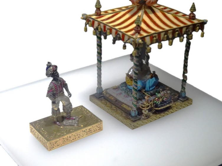Dies ist ein antikes, miniaturisiertes Zirkuskarussell-Modell, das im Stil der Wiener Bronze hergestellt wurde. Objekttyp: Es handelt sich um ein hochwertiges Sammlerst�ck, das ein Karussell mit einem Zeltpavillon und orientalisch inspirierten Figuren dar