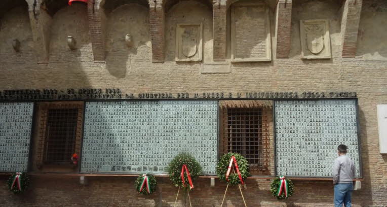 Widerstandsdenkmal der italienischen Resistenza, das an die Jahre September 1943 bis 25. April 1945 erinnert � die Phase des bewaffneten Kampfes gegen den Faschismus und die deutsche Besatzung. Die Portr�tfotos zeigen gefallene Partisaninnen und Partisane