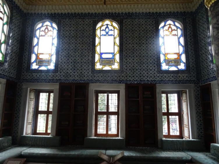 Das Bild zeigt einen Innenraum im Topkapi-Palast in Istanbul, der �ber 400 Jahre lang das Machtzentrum des Osmanischen Reiches war. Es handelt sich h�chstwahrscheinlich um die Bibliothek von Ahmet III. oder einen angrenzenden Raum im Harem, erkennbar an d